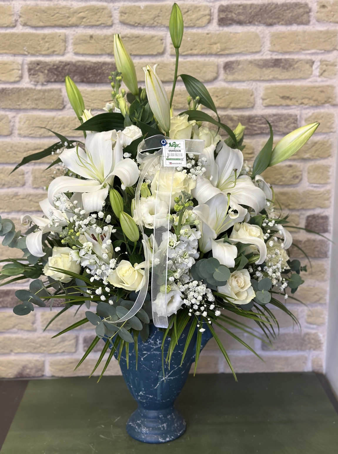 Seramik Vazoda Beyaz Aranjman