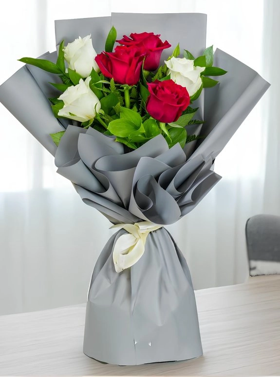 6 Adet Kırmızı-Beyaz Gül Buketi