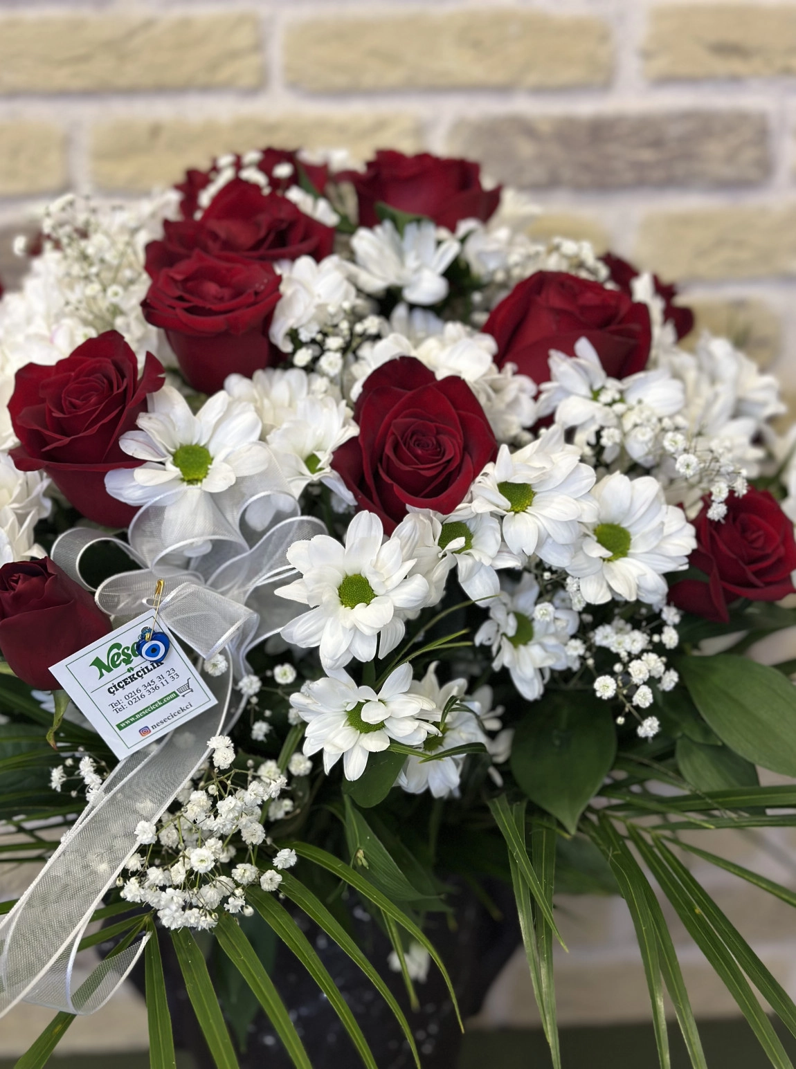 Kırmızı Gül Ve Papatyalar