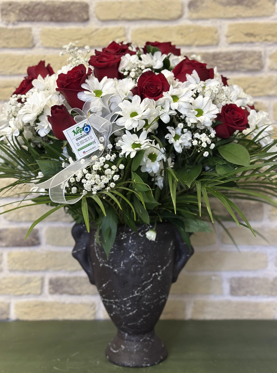 Kırmızı Gül Ve Papatyalar