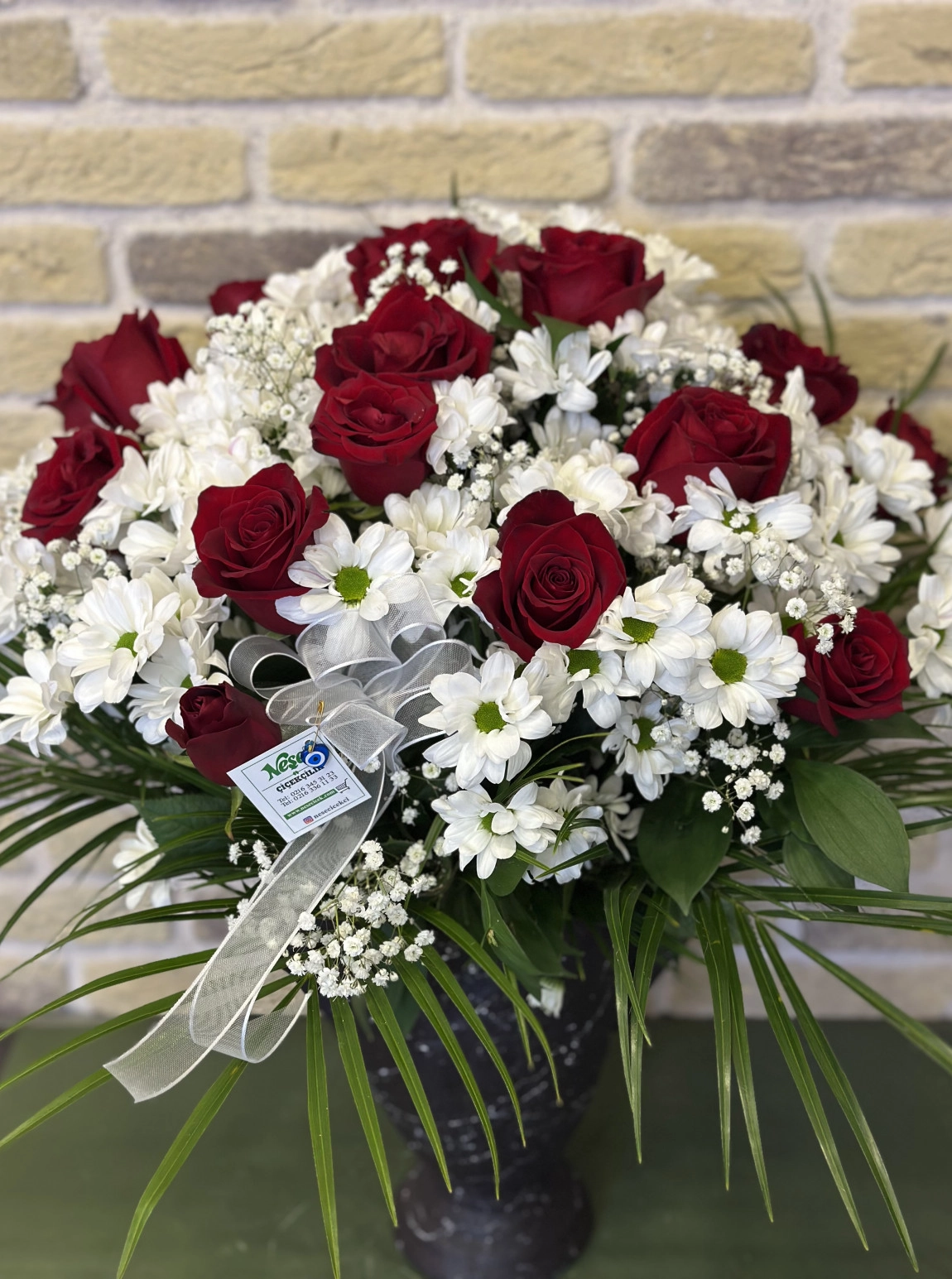 Kırmızı Gül Ve Papatyalar