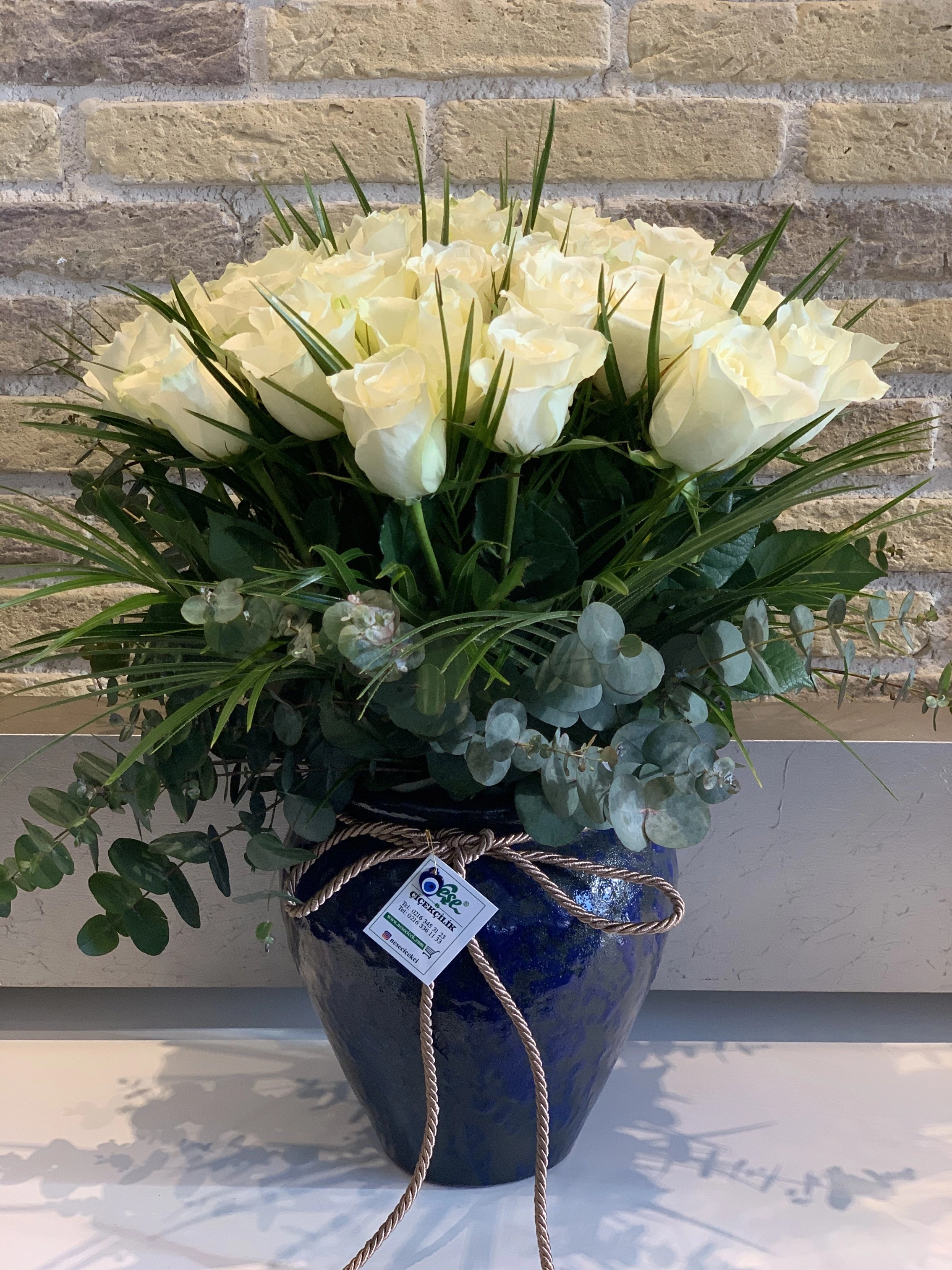 Küp Seramik Vazoda 41 Adet Beyaz Gül