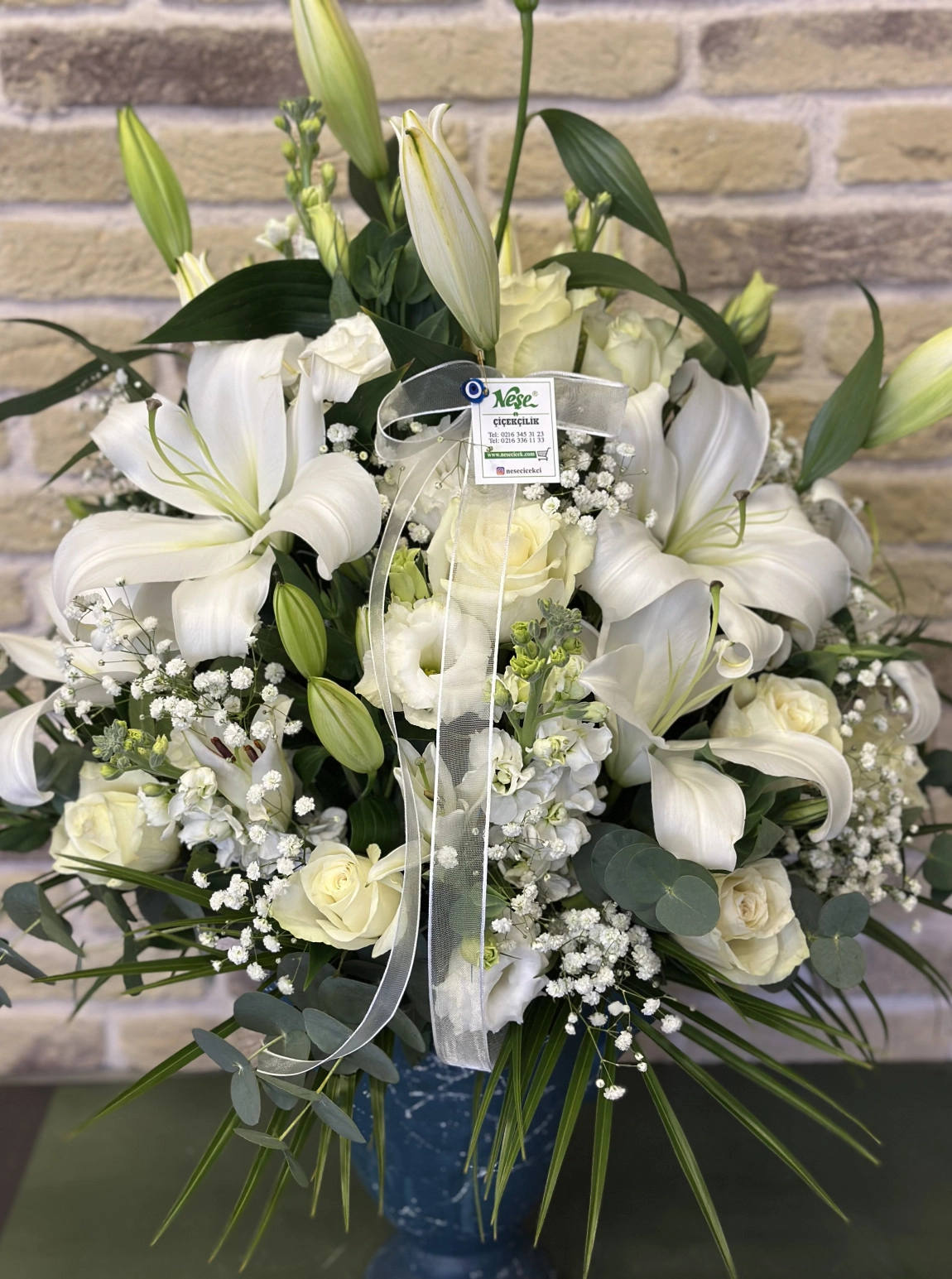 Seramik Vazoda Beyaz Aranjman