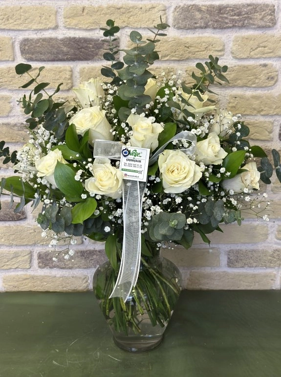 Vazoda 15 Adet Beyaz Gül