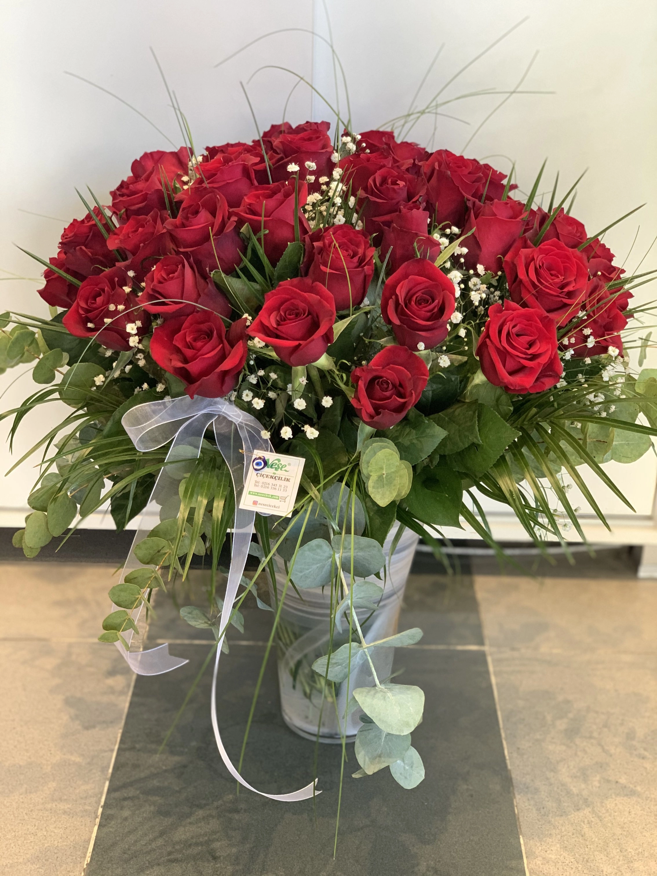 Vazoda 41 Adet Kırmızı Gül